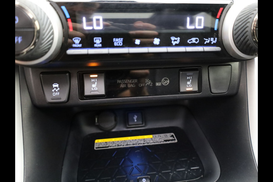 Toyota RAV4 2.5 Hybrid Bi-Tone | NL Auto | Panodak | Elek. Stoelen | 360 Camera | Apple Carplay/ Android | Bi-Tone | Prijs Rijklaar !!