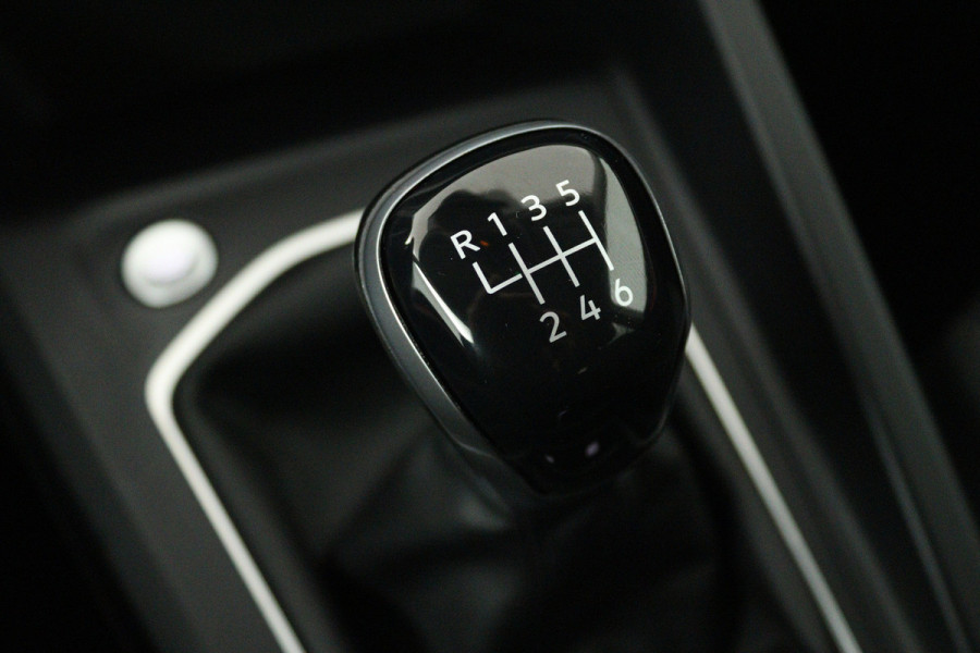 Volkswagen Golf 1.0 TSI Life (CRUISE CONTROL ADAPTIEF, NAVIGATIE, CARPLAY, PARKEERSENSOREN)