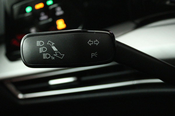 Volkswagen Golf 1.0 TSI Life (CRUISE CONTROL ADAPTIEF, NAVIGATIE, CARPLAY, PARKEERSENSOREN)