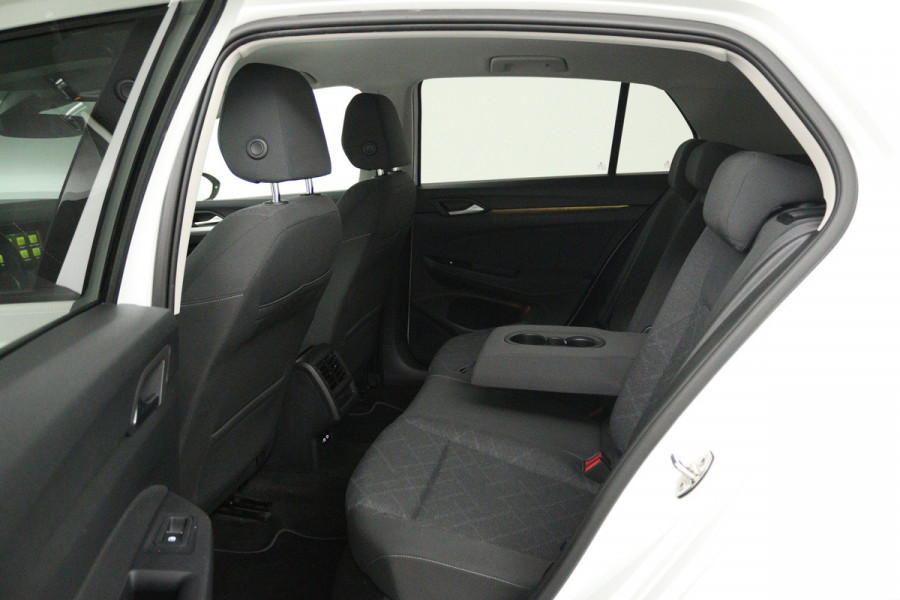 Volkswagen Golf 1.0 TSI Life (CRUISE CONTROL ADAPTIEF, NAVIGATIE, CARPLAY, PARKEERSENSOREN)