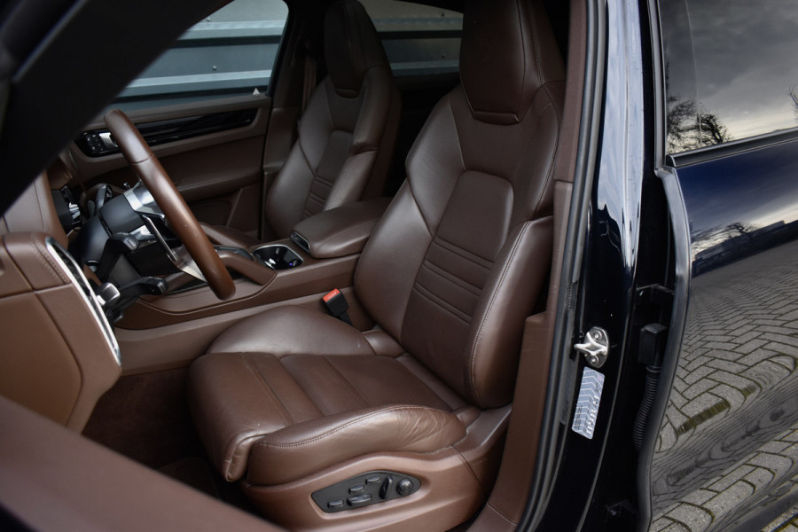 Porsche Cayenne Coupé 3.0 E-Hybrid Platinum Edition SportDesign | Pano | ACC | Trekhaak | 22'' Wielen | Bose | Achterasbesturing | Stoelventilatie | Sportuitlaat |