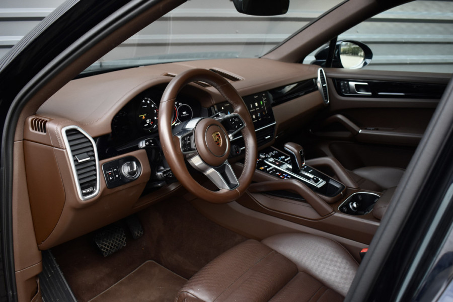 Porsche Cayenne Coupé 3.0 E-Hybrid Platinum Edition SportDesign | Pano | ACC | Trekhaak | 22'' Wielen | Bose | Achterasbesturing | Stoelventilatie | Sportuitlaat |