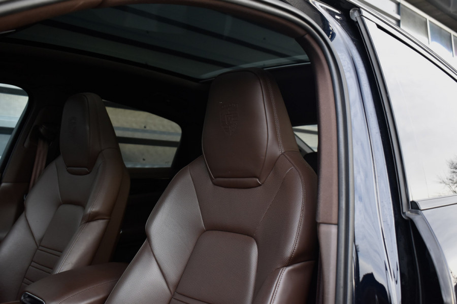 Porsche Cayenne Coupé 3.0 E-Hybrid Platinum Edition SportDesign | Pano | ACC | Trekhaak | 22'' Wielen | Bose | Achterasbesturing | Stoelventilatie | Sportuitlaat |