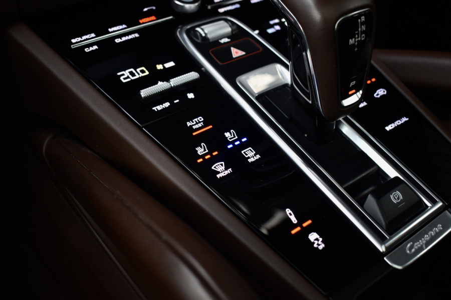 Porsche Cayenne Coupé 3.0 E-Hybrid Platinum Edition SportDesign | Pano | ACC | Trekhaak | 22'' Wielen | Bose | Achterasbesturing | Stoelventilatie | Sportuitlaat |