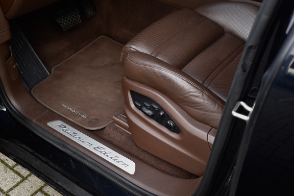 Porsche Cayenne Coupé 3.0 E-Hybrid Platinum Edition SportDesign | Pano | ACC | Trekhaak | 22'' Wielen | Bose | Achterasbesturing | Stoelventilatie | Sportuitlaat |