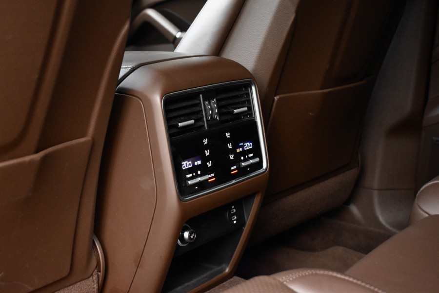 Porsche Cayenne Coupé 3.0 E-Hybrid Platinum Edition SportDesign | Pano | ACC | Trekhaak | 22'' Wielen | Bose | Achterasbesturing | Stoelventilatie | Sportuitlaat |