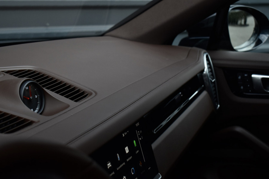 Porsche Cayenne Coupé 3.0 E-Hybrid Platinum Edition SportDesign | Pano | ACC | Trekhaak | 22'' Wielen | Bose | Achterasbesturing | Stoelventilatie | Sportuitlaat |