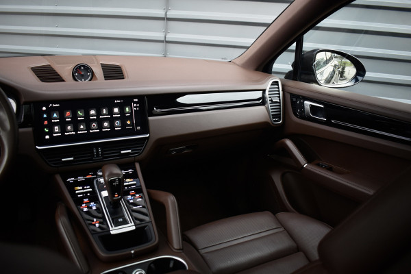 Porsche Cayenne Coupé 3.0 E-Hybrid Platinum Edition SportDesign | Pano | ACC | Trekhaak | 22'' Wielen | Bose | Achterasbesturing | Stoelventilatie | Sportuitlaat |