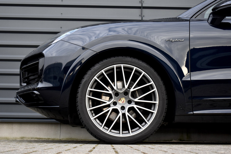 Porsche Cayenne Coupé 3.0 E-Hybrid Platinum Edition SportDesign | Pano | ACC | Trekhaak | 22'' Wielen | Bose | Achterasbesturing | Stoelventilatie | Sportuitlaat |