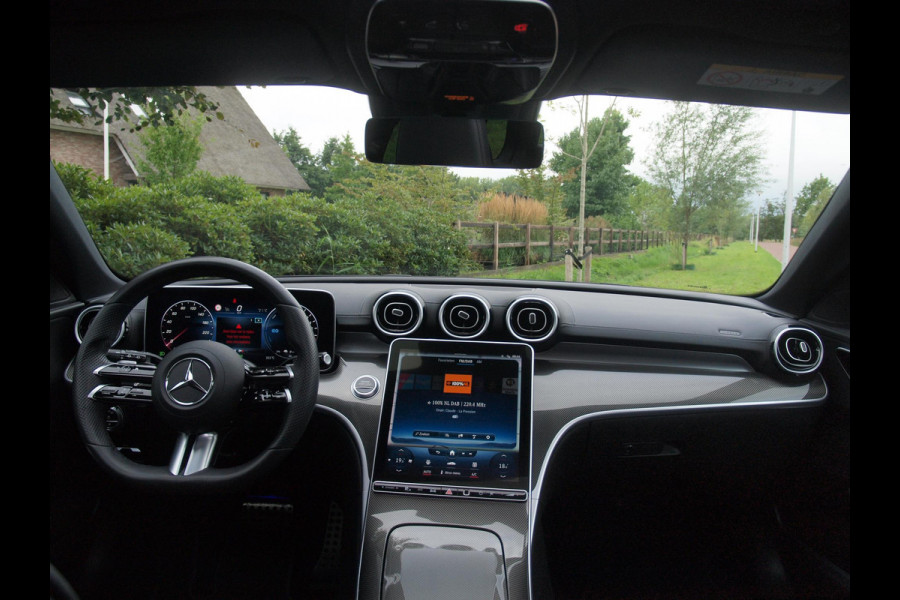 Mercedes-Benz C-Klasse Estate 300 e AMG Line | Panoramadak | Camera | Sfeerverlichting | Burmester | NL-Auto |