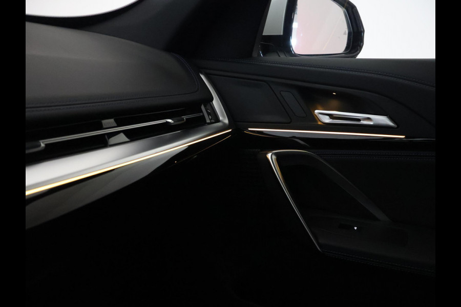 BMW iX1 eDrive20 67 kWh M-SPORT *46 KM NIEUW* + PANORAMA | PREMIUM | 19 INCH | M-REMMEN