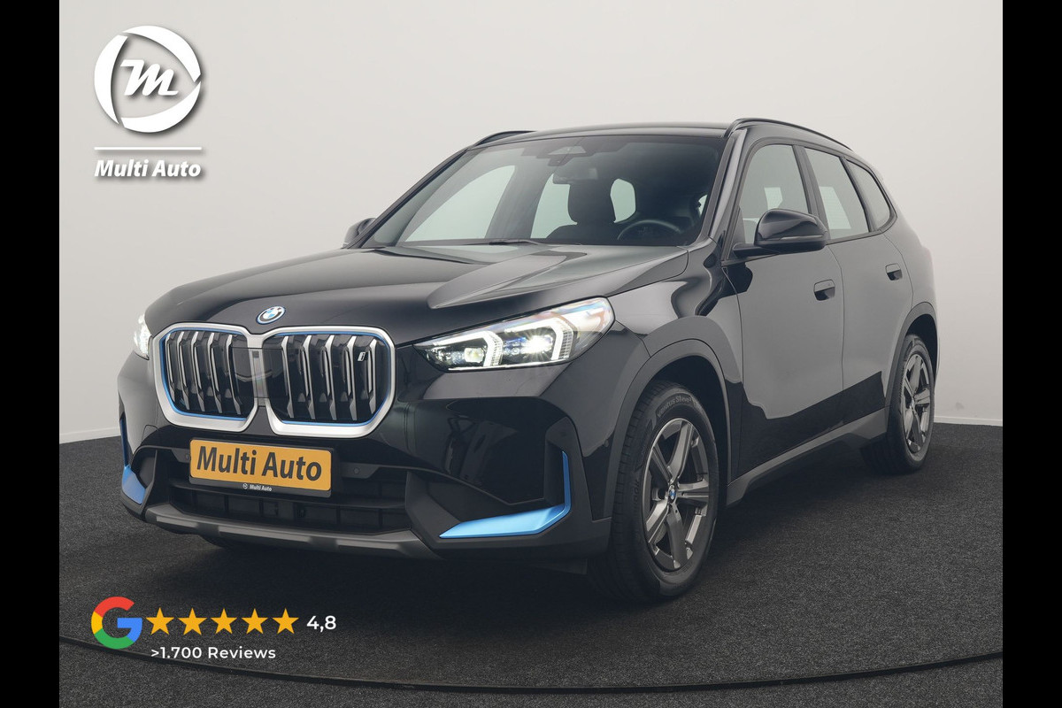 BMW iX1 xDrive30 67 kWh 313pk Dealer O.H. | Trekhaak Af Fabriek | Camera | Adaptief M Onderstel | Voorstoelen Verwarmd | Blis | Keyless | Apple Carplay | Adaptive LED | Sfeerverlichting | Widescreen Navi | DAB |
