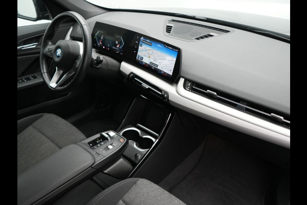 BMW iX1 xDrive30 67 kWh 313pk Dealer O.H. | Trekhaak Af Fabriek | Camera | Adaptief M Onderstel | Voorstoelen Verwarmd | Blis | Keyless | Apple Carplay | Adaptive LED | Sfeerverlichting | Widescreen Navi | DAB |