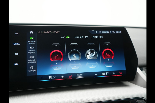 BMW iX1 xDrive30 67 kWh 313pk Dealer O.H. | Trekhaak Af Fabriek | Camera | Adaptief M Onderstel | Voorstoelen Verwarmd | Blis | Keyless | Apple Carplay | Adaptive LED | Sfeerverlichting | Widescreen Navi | DAB |