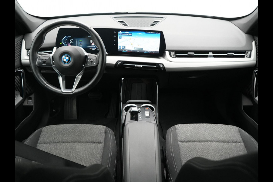 BMW iX1 xDrive30 67 kWh 313pk Dealer O.H. | Trekhaak Af Fabriek | Camera | Adaptief M Onderstel | Voorstoelen Verwarmd | Blis | Keyless | Apple Carplay | Adaptive LED | Sfeerverlichting | Widescreen Navi | DAB |