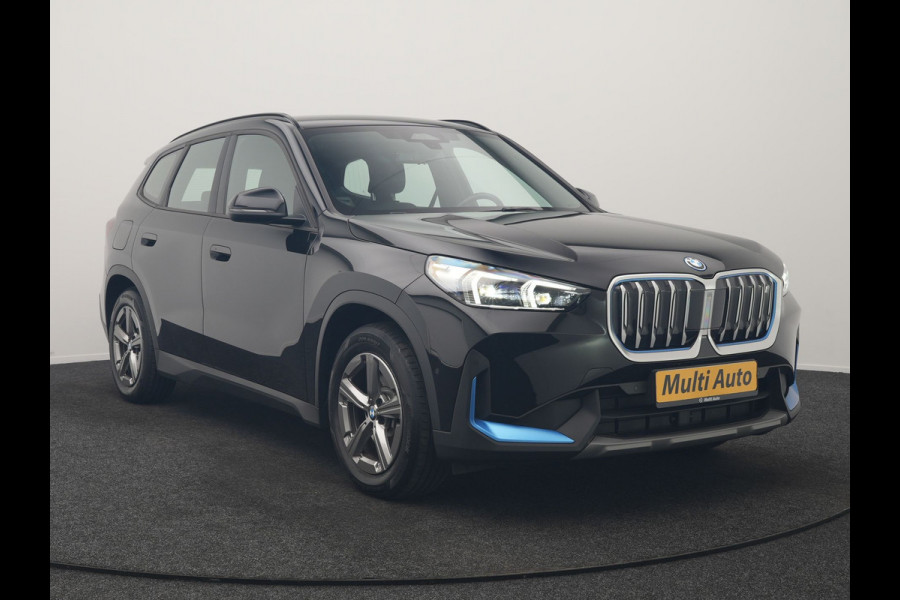 BMW iX1 xDrive30 67 kWh 313pk Dealer O.H. | Trekhaak Af Fabriek | Camera | Adaptief M Onderstel | Voorstoelen Verwarmd | Blis | Keyless | Apple Carplay | Adaptive LED | Sfeerverlichting | Widescreen Navi | DAB |