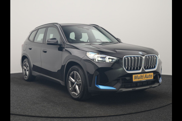 BMW iX1 xDrive30 67 kWh 313pk Dealer O.H. | Trekhaak Af Fabriek | Camera | Adaptief M Onderstel | Voorstoelen Verwarmd | Blis | Keyless | Apple Carplay | Adaptive LED | Sfeerverlichting | Widescreen Navi | DAB |