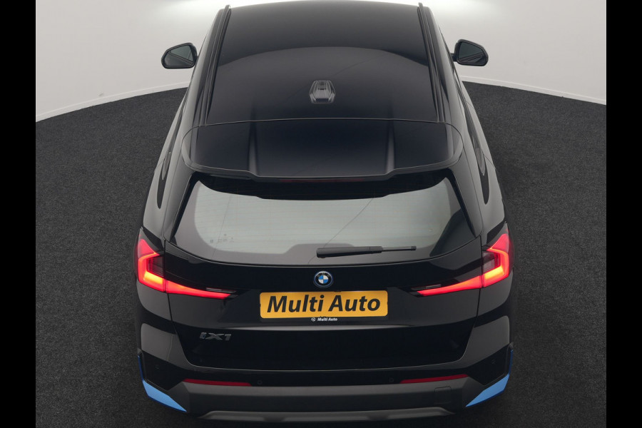 BMW iX1 xDrive30 67 kWh 313pk Dealer O.H. | Trekhaak Af Fabriek | Camera | Adaptief M Onderstel | Voorstoelen Verwarmd | Blis | Keyless | Apple Carplay | Adaptive LED | Sfeerverlichting | Widescreen Navi | DAB |