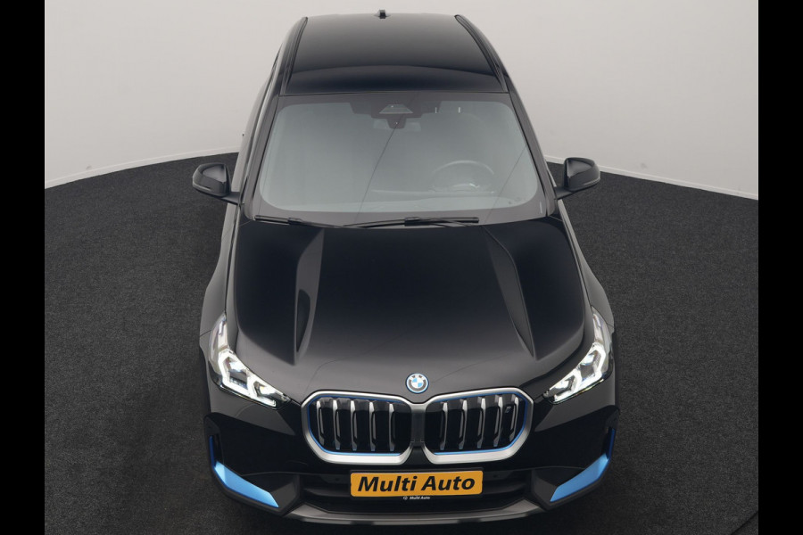 BMW iX1 xDrive30 67 kWh 313pk Dealer O.H. | Trekhaak Af Fabriek | Camera | Adaptief M Onderstel | Voorstoelen Verwarmd | Blis | Keyless | Apple Carplay | Adaptive LED | Sfeerverlichting | Widescreen Navi | DAB |