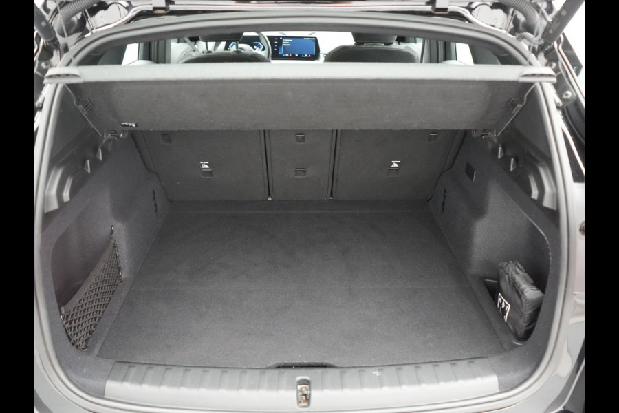 BMW iX1 xDrive30 67 kWh 313pk Dealer O.H. | Trekhaak Af Fabriek | Camera | Adaptief M Onderstel | Voorstoelen Verwarmd | Blis | Keyless | Apple Carplay | Adaptive LED | Sfeerverlichting | Widescreen Navi | DAB |