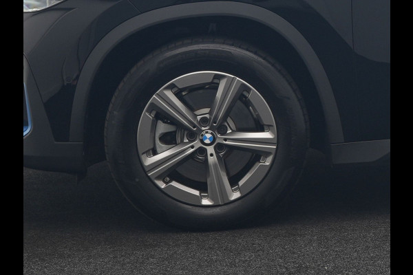 BMW iX1 xDrive30 67 kWh 313pk Dealer O.H. | Trekhaak Af Fabriek | Camera | Adaptief M Onderstel | Voorstoelen Verwarmd | Blis | Keyless | Apple Carplay | Adaptive LED | Sfeerverlichting | Widescreen Navi | DAB |