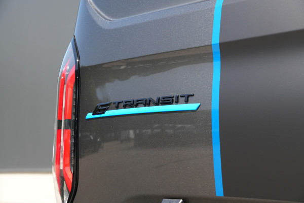 Ford E-Transit Custom 340 L2H1 Sport 71 kWh 218pk - 2x Schuif - ACC - B&O - Navi - Stoel/Stuurverwarming - 360 Camera - Trekhaak - Rijklaar