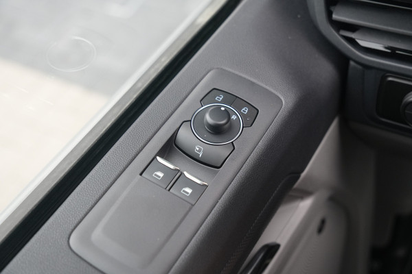 Ford E-Transit Custom 340 L2H1 Sport 71 kWh 218pk - 2x Schuif - ACC - B&O - Navi - Stoel/Stuurverwarming - 360 Camera - Trekhaak - Rijklaar