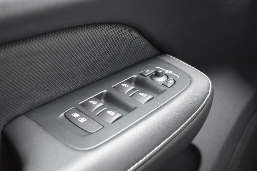 Volvo V60 T6 350PK Plug-in hybrid AWD Plus Dark / Adaptive Cruise Control / 360 Camera / Harman Kardon / Stoel- en stuurverwarming / Stoelverwarming achter /  Trekhaak / Elektrische stoelen met geheugen / Elektrische achterklep