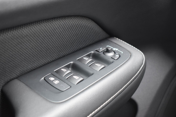 Volvo V60 T6 350PK Plug-in hybrid AWD Plus Dark / Adaptive Cruise Control / 360 Camera / Harman Kardon / Stoel- en stuurverwarming / Stoelverwarming achter /  Trekhaak / Elektrische stoelen met geheugen / Elektrische achterklep