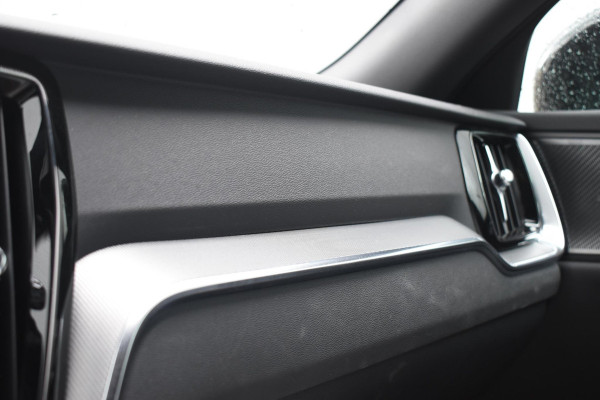 Volvo V60 T6 350PK Plug-in hybrid AWD Plus Dark / Adaptive Cruise Control / 360 Camera / Harman Kardon / Stoel- en stuurverwarming / Stoelverwarming achter /  Trekhaak / Elektrische stoelen met geheugen / Elektrische achterklep