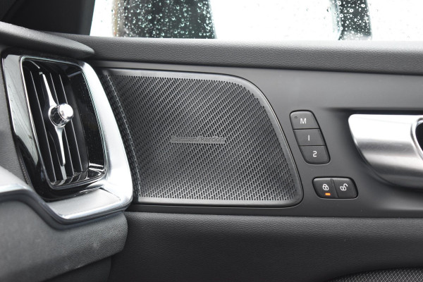 Volvo V60 T6 350PK Plug-in hybrid AWD Plus Dark / Adaptive Cruise Control / 360 Camera / Harman Kardon / Stoel- en stuurverwarming / Stoelverwarming achter /  Trekhaak / Elektrische stoelen met geheugen / Elektrische achterklep