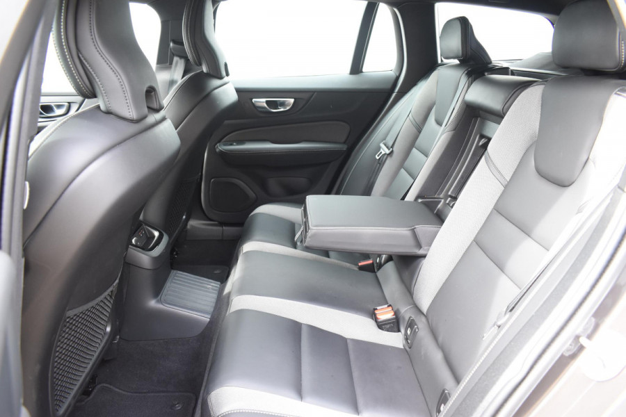 Volvo V60 T6 350PK Plug-in hybrid AWD Plus Dark / Adaptive Cruise Control / 360 Camera / Harman Kardon / Stoel- en stuurverwarming / Stoelverwarming achter /  Trekhaak / Elektrische stoelen met geheugen / Elektrische achterklep