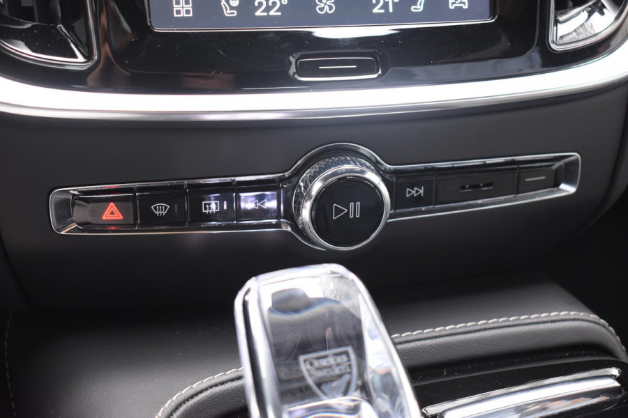 Volvo V60 T6 350PK Plug-in hybrid AWD Plus Dark / Adaptive Cruise Control / 360 Camera / Harman Kardon / Stoel- en stuurverwarming / Stoelverwarming achter /  Trekhaak / Elektrische stoelen met geheugen / Elektrische achterklep