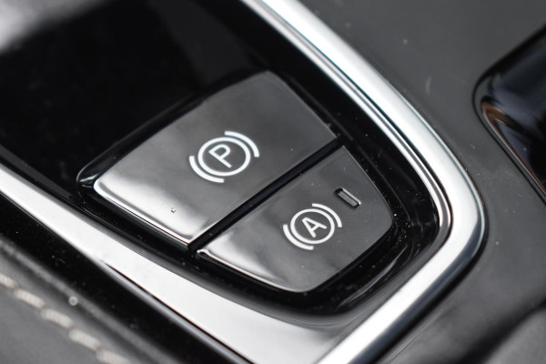 Volvo V60 T6 350PK Plug-in hybrid AWD Plus Dark / Adaptive Cruise Control / 360 Camera / Harman Kardon / Stoel- en stuurverwarming / Stoelverwarming achter /  Trekhaak / Elektrische stoelen met geheugen / Elektrische achterklep