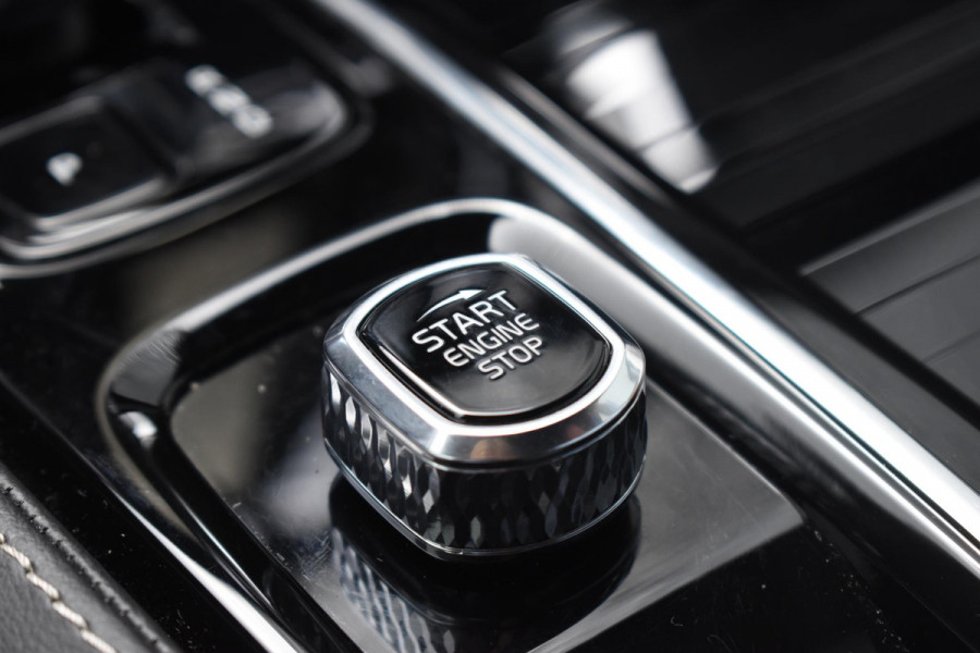 Volvo V60 T6 350PK Plug-in hybrid AWD Plus Dark / Adaptive Cruise Control / 360 Camera / Harman Kardon / Stoel- en stuurverwarming / Stoelverwarming achter /  Trekhaak / Elektrische stoelen met geheugen / Elektrische achterklep