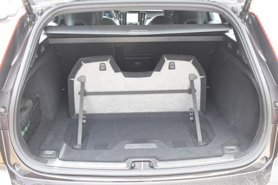 Volvo V60 T6 350PK Plug-in hybrid AWD Plus Dark / Adaptive Cruise Control / 360 Camera / Harman Kardon / Stoel- en stuurverwarming / Stoelverwarming achter /  Trekhaak / Elektrische stoelen met geheugen / Elektrische achterklep