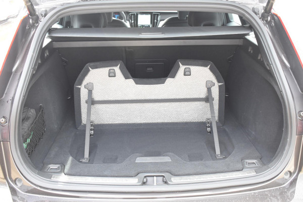 Volvo V60 T6 350PK Plug-in hybrid AWD Plus Dark / Adaptive Cruise Control / 360 Camera / Harman Kardon / Stoel- en stuurverwarming / Stoelverwarming achter /  Trekhaak / Elektrische stoelen met geheugen / Elektrische achterklep