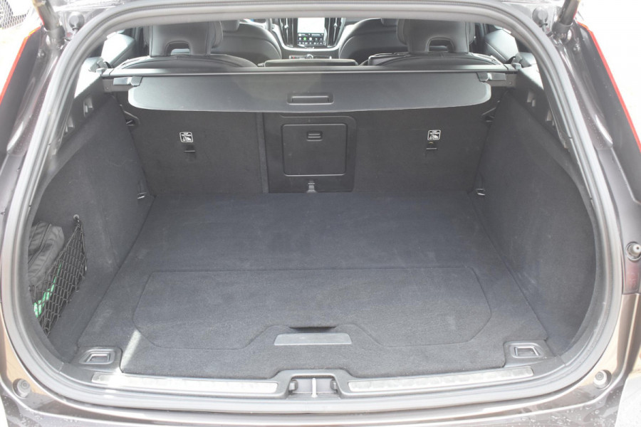 Volvo V60 T6 350PK Plug-in hybrid AWD Plus Dark / Adaptive Cruise Control / 360 Camera / Harman Kardon / Stoel- en stuurverwarming / Stoelverwarming achter /  Trekhaak / Elektrische stoelen met geheugen / Elektrische achterklep
