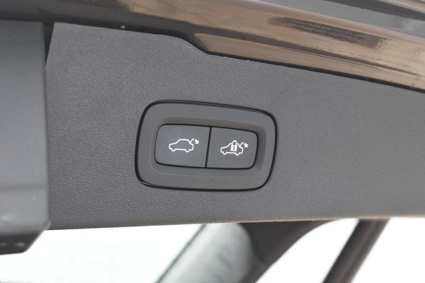 Volvo V60 T6 350PK Plug-in hybrid AWD Plus Dark / Adaptive Cruise Control / 360 Camera / Harman Kardon / Stoel- en stuurverwarming / Stoelverwarming achter /  Trekhaak / Elektrische stoelen met geheugen / Elektrische achterklep