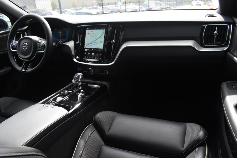 Volvo V60 T6 350PK Plug-in hybrid AWD Plus Dark / Adaptive Cruise Control / 360 Camera / Harman Kardon / Stoel- en stuurverwarming / Stoelverwarming achter /  Trekhaak / Elektrische stoelen met geheugen / Elektrische achterklep