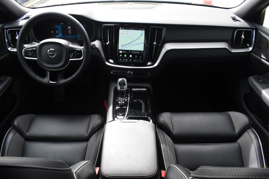 Volvo V60 T6 350PK Plug-in hybrid AWD Plus Dark / Adaptive Cruise Control / 360 Camera / Harman Kardon / Stoel- en stuurverwarming / Stoelverwarming achter /  Trekhaak / Elektrische stoelen met geheugen / Elektrische achterklep