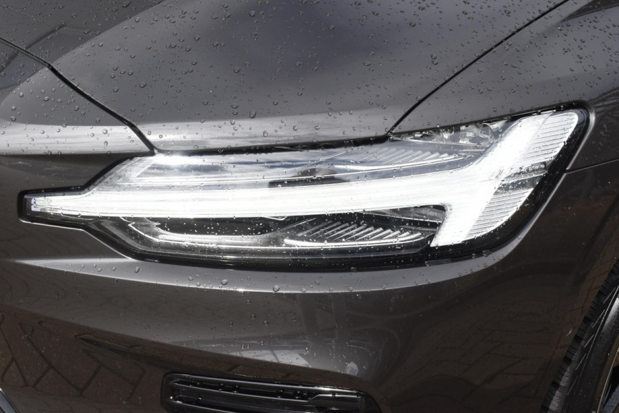 Volvo V60 T6 350PK Plug-in hybrid AWD Plus Dark / Adaptive Cruise Control / 360 Camera / Harman Kardon / Stoel- en stuurverwarming / Stoelverwarming achter /  Trekhaak / Elektrische stoelen met geheugen / Elektrische achterklep