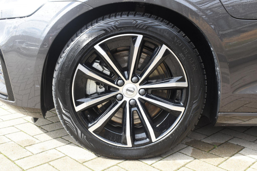 Volvo V60 T6 350PK Plug-in hybrid AWD Plus Dark / Adaptive Cruise Control / 360 Camera / Harman Kardon / Stoel- en stuurverwarming / Stoelverwarming achter /  Trekhaak / Elektrische stoelen met geheugen / Elektrische achterklep