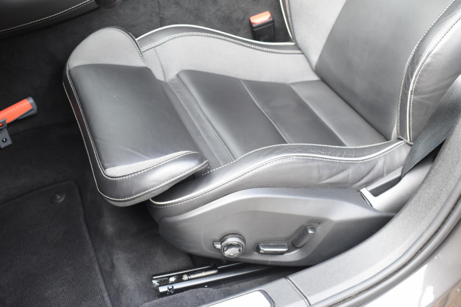 Volvo V60 T6 350PK Plug-in hybrid AWD Plus Dark / Adaptive Cruise Control / 360 Camera / Harman Kardon / Stoel- en stuurverwarming / Stoelverwarming achter /  Trekhaak / Elektrische stoelen met geheugen / Elektrische achterklep