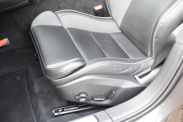 Volvo V60 T6 350PK Plug-in hybrid AWD Plus Dark / Adaptive Cruise Control / 360 Camera / Harman Kardon / Stoel- en stuurverwarming / Stoelverwarming achter /  Trekhaak / Elektrische stoelen met geheugen / Elektrische achterklep