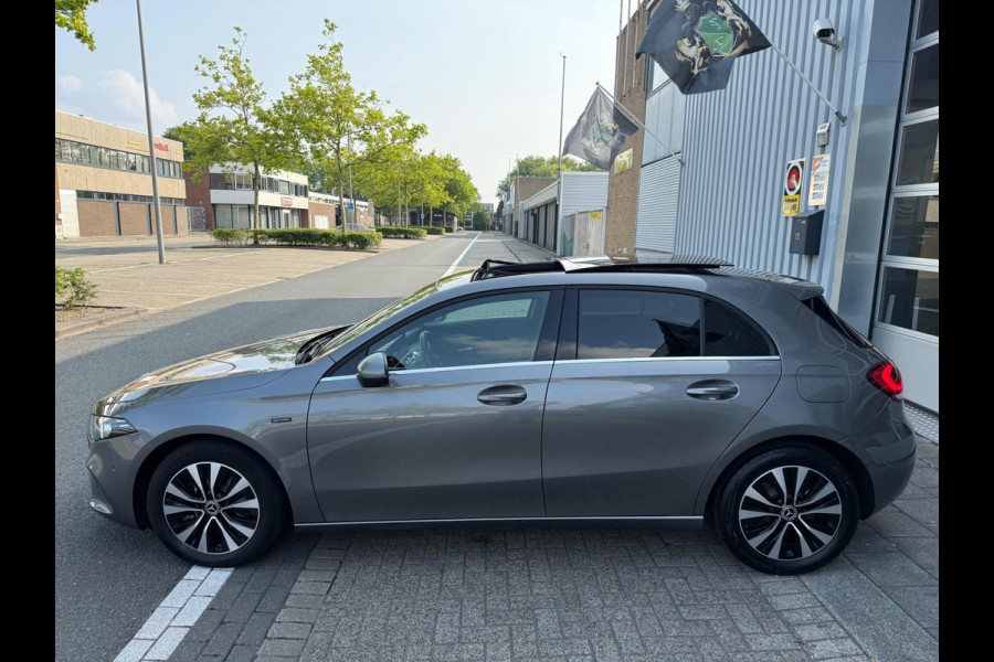 Mercedes-Benz A-Klasse 250 e AMG LED/PDC/CAM/LM17/LEER/NAVI