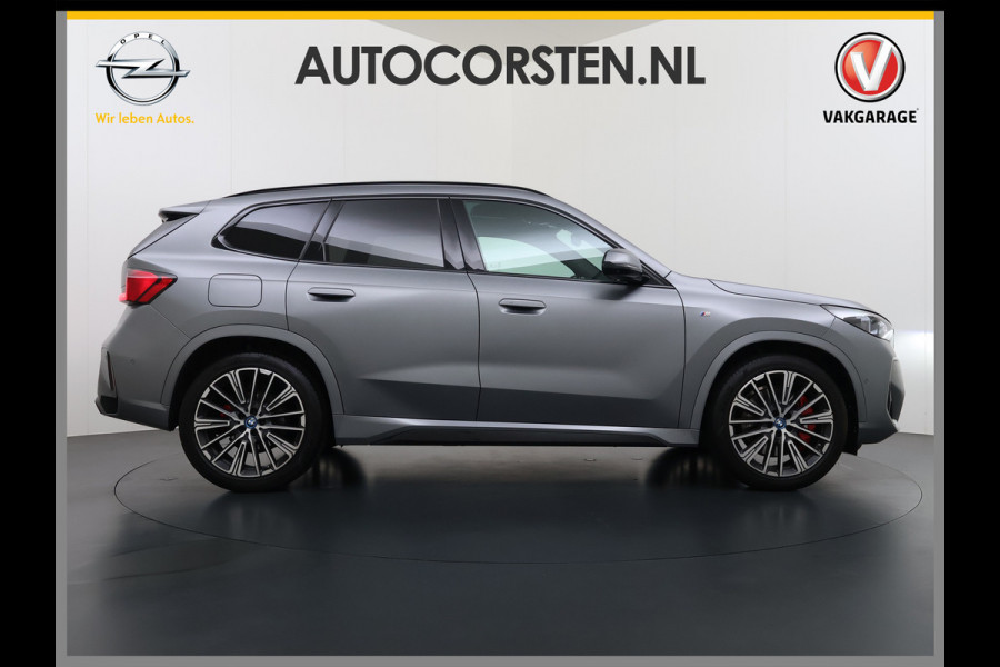 BMW X1 xDrive30e 327pk M-sport SOH 95% Leer Pano-Dak/Hef-Dak M-Sportstoelen+Elektr.+Geheugen+Verwarmd Trekhaak Harman-Kardon Adaptive-L Adaptive-Cruise AWD StuurVerwarmd Zwarte-Hemel Travelpack Park-Assist Pdc Draadloze lader Innovations-pakket Comfort-Pack €75.000,- Nieuw  Orig.NL auto! 1.800kg trekvermogen