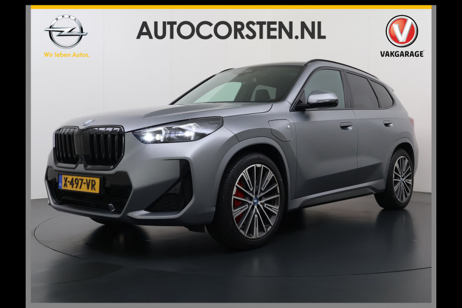 BMW X1 xDrive30e 327pk M-sport SOH 95% Leer Pano-Dak/Hef-Dak M-Sportstoelen+Elektr.+Geheugen+Verwarmd Trekhaak Harman-Kardon Adaptive-L Adaptive-Cruise AWD StuurVerwarmd Zwarte-Hemel Travelpack Park-Assist Pdc Draadloze lader Innovations-pakket Comfort-Pack €75.000,- Nieuw  Orig.NL auto! 1.800kg trekvermogen