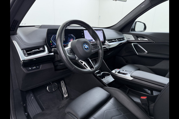 BMW X1 xDrive30e 327pk M-sport SOH 95% Leer Pano-Dak/Hef-Dak M-Sportstoelen+Elektr.+Geheugen+Verwarmd Trekhaak Harman-Kardon Adaptive-L Adaptive-Cruise AWD StuurVerwarmd Zwarte-Hemel Travelpack Park-Assist Pdc Draadloze lader Innovations-pakket Comfort-Pack €75.000,- Nieuw  Orig.NL auto! 1.800kg trekvermogen
