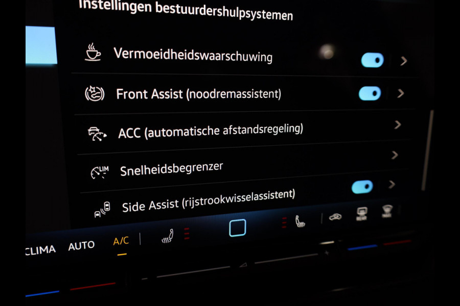 Volkswagen T-Roc Limited Edition 1.5 eTSI 85 kW / 116 PK SUV 7 vers Achteruitrijcamera | Stoelverwarming | Carplay